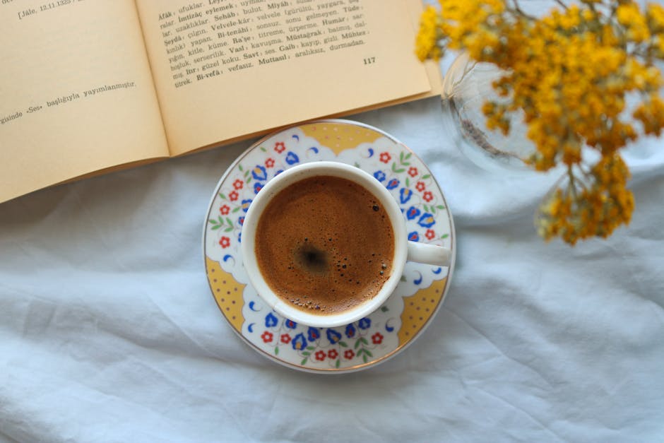 Buch auf Holzboden mit Teeglas – Leseatmosphäre